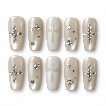 Constellation Ivoire — faux ongles lenser sur fond blanc