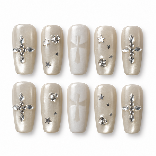 Constellation Ivoire — faux ongles lenser sur fond blanc