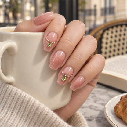 Pendentif Péridot — scène de vie au café