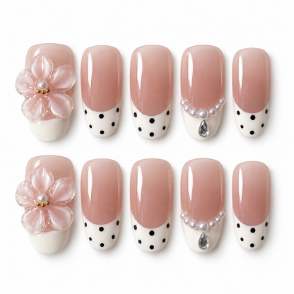 Pétales à Pois — faux ongles lenser sur fond blanc