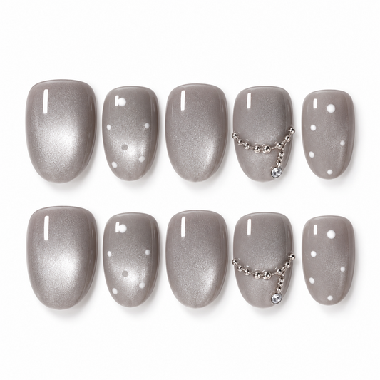 Pluie d’Argent — faux ongles lenser sur fond blanc